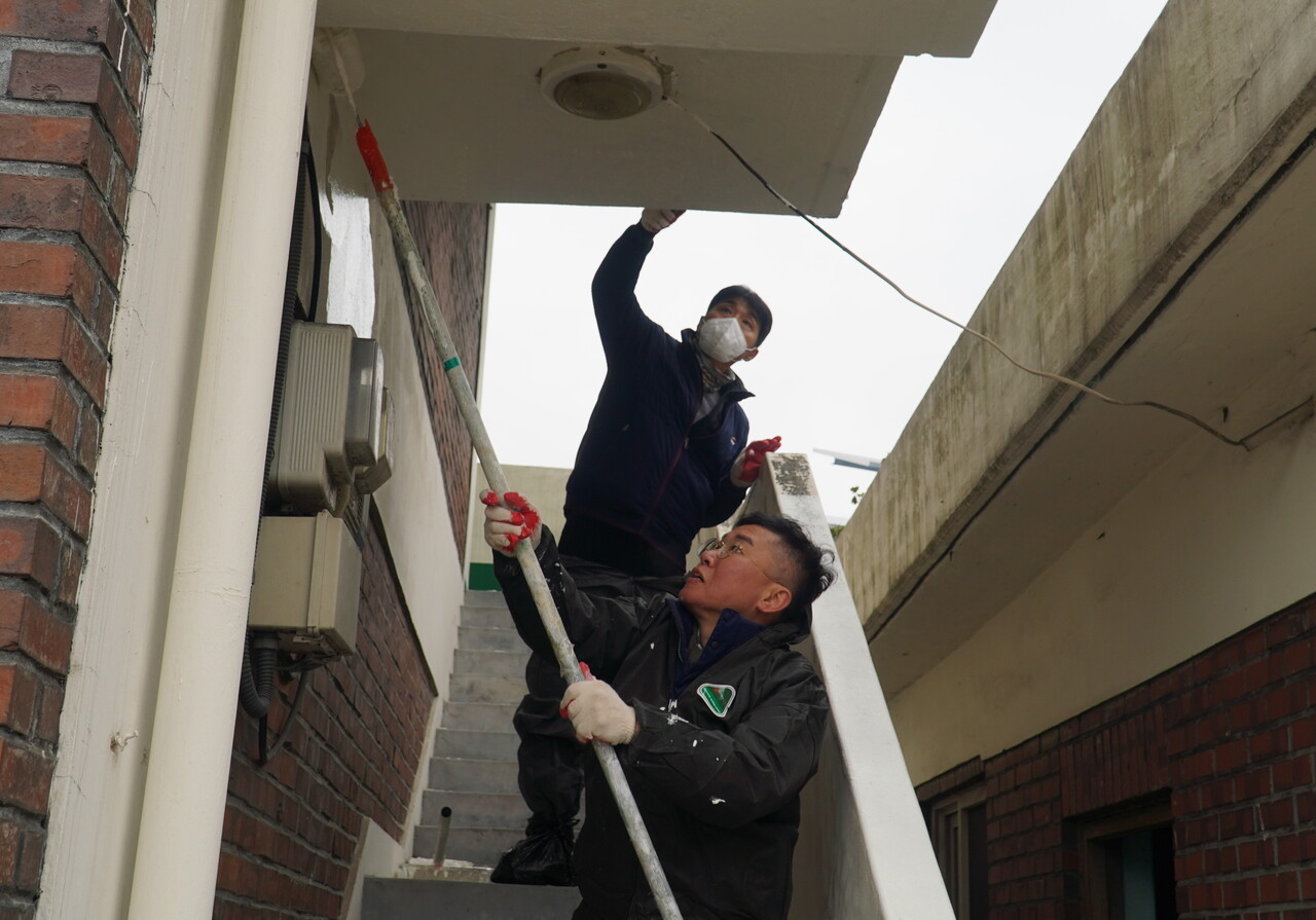 대전교통공사 기술봉사회 소속 직원들이 외벽 도색 작업을 하고 있는 모습. 공사 제공.
