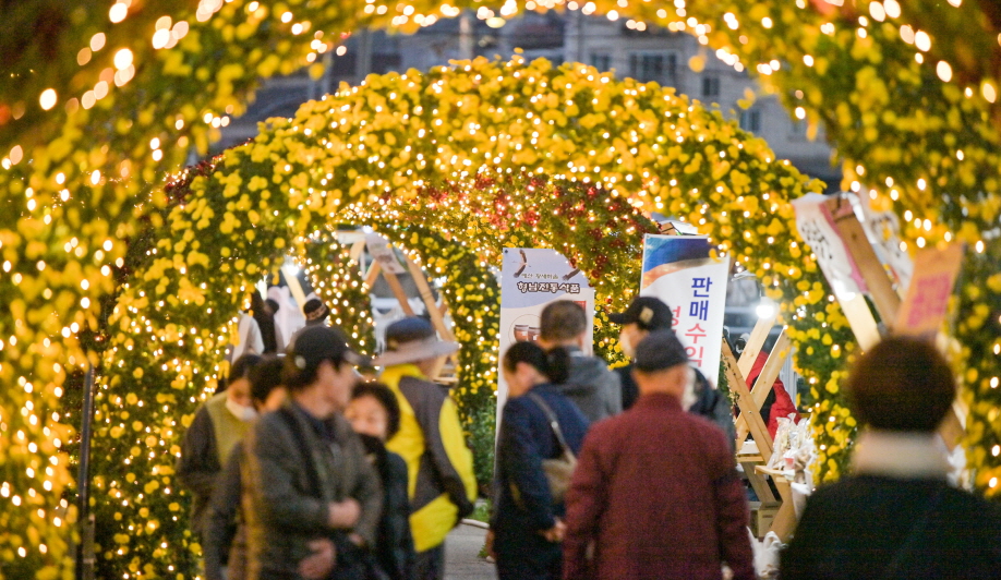 삼국축제에서는 요리연구가 백종원 씨의 손길이 묻은 장터국밥을 맛보고 예산시장을 둘러보는 재미도 쏠쏠하다. 예산군 제공. 