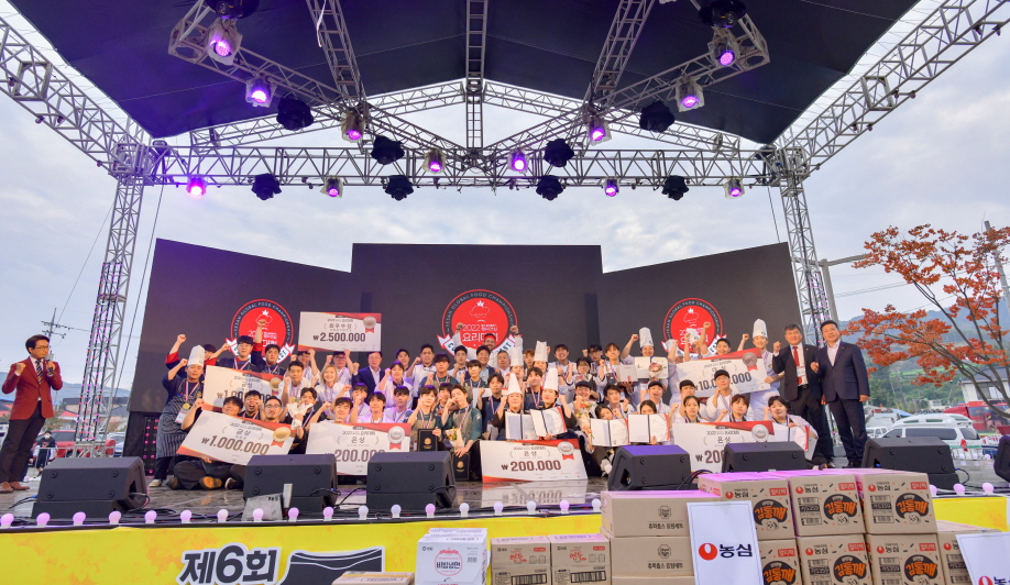 스타 세프를 꿈구는 전국의 젊은 예비 요리사들이 삼국축제에서 진검승부를 가렸다. 특히 충남 지역 대학 관련학과 학생들의 참여가 두드러져 새로운 도전의 장이 마련됐다. 예산군 제공. 