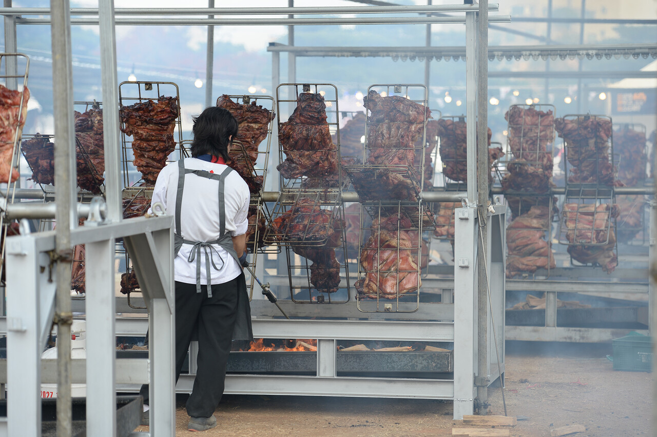 풍차처럼 돌아가며 고기를 구워내는 아사도 화덕이다. 백종원 대표가 직접 설계하고 개발한 것으로 알려진다. 관광객들에게 또다른 볼거리를 선사하기도 했다. 홍성군 제공. 