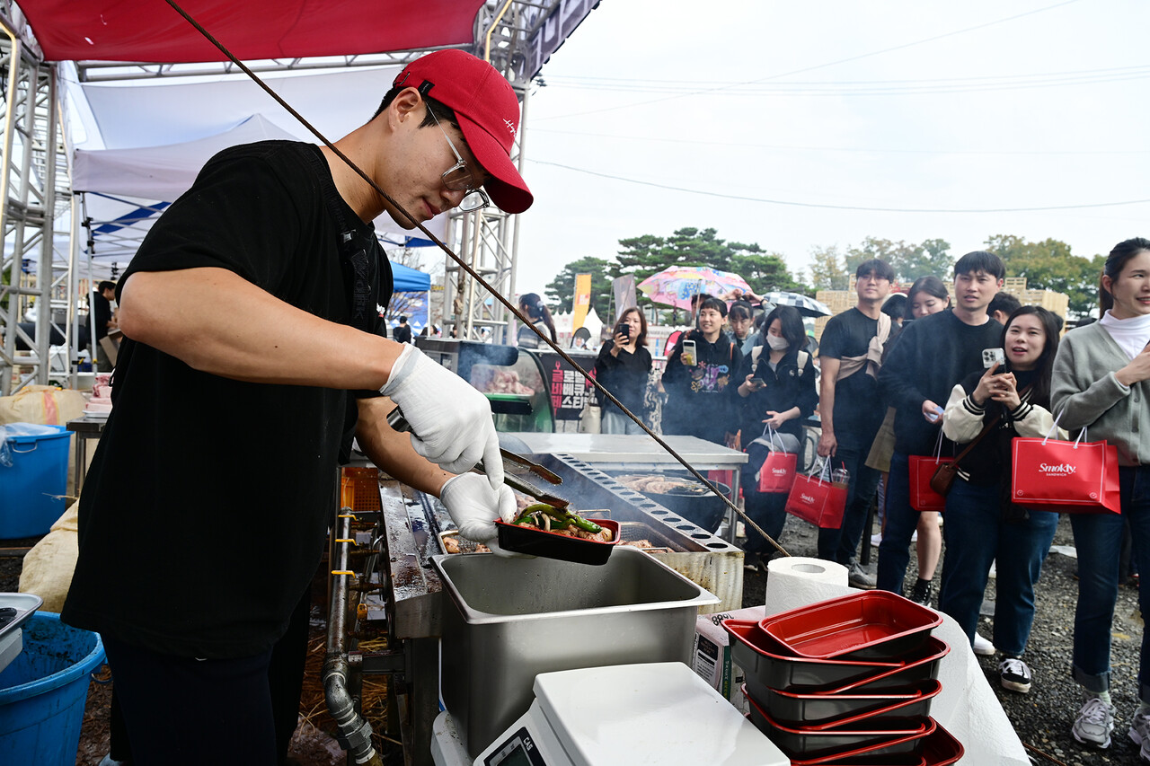 이번 축제에서는 랜치그릴, 오픈세스모커그릴, 아사도그릴 등 다양한 바베큐 시설과 함께 유명 유튜버들이 축제의 분위기를 한껏 끌어올리기도 했다. 홍성군 제공. 