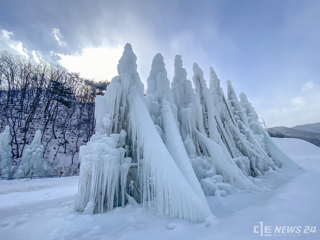 청양 알프스 마을의 '칠갑산 얼음분수 축제'가 23일부터 가오픈했다. 이틀전 촬영한 알프스마을 전경. 정은진 기자
