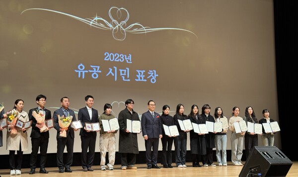 상명대학교 디자인대학 스페이스디자인전공 학생들이 천안시장 표창장을 수상하고 기념촬영하고 있다.