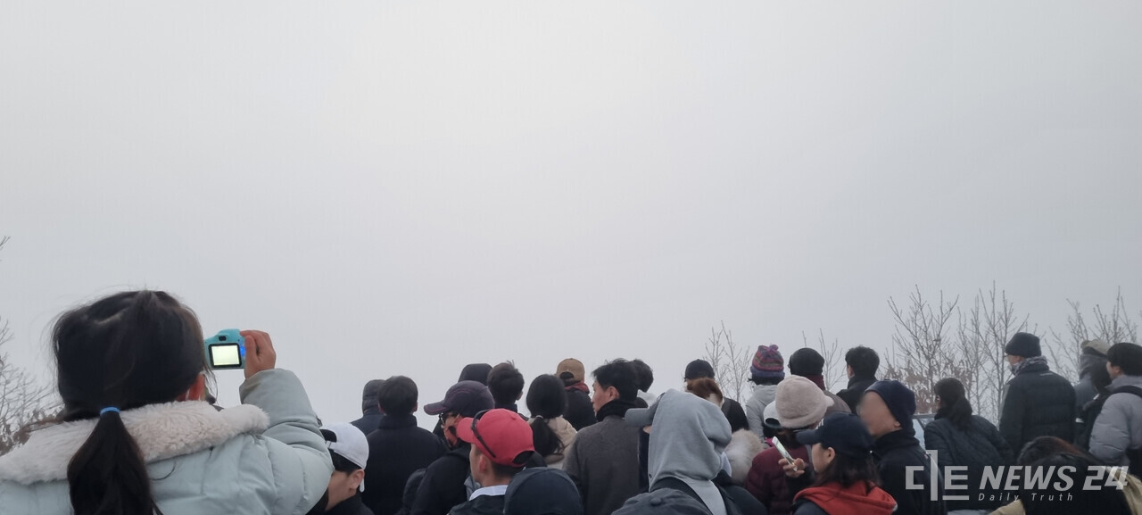 2024년 1월 1일 새해 일출을 보기 위해 세종시 원수산에 오른 시민들. 이희택 기자