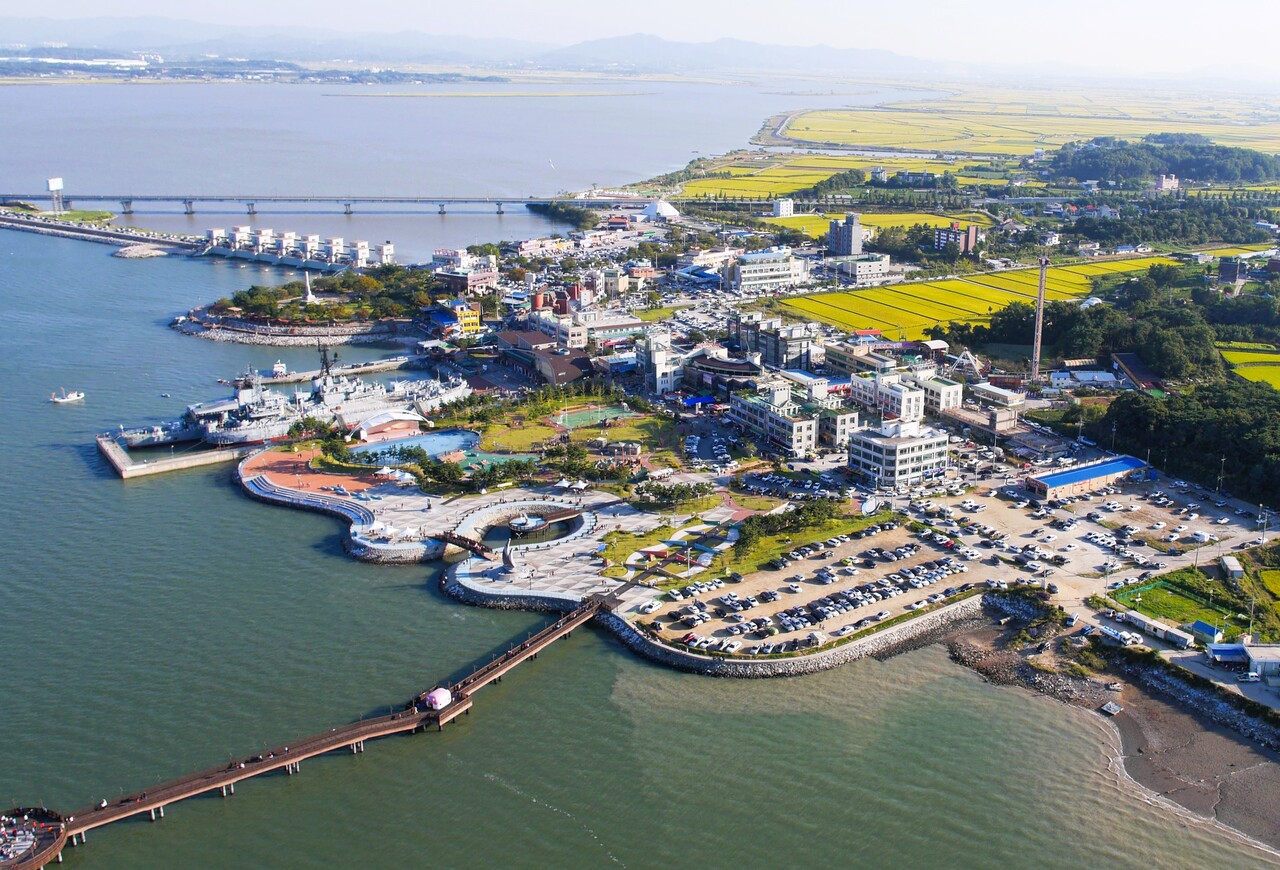 확트인 바다와 어우러진 삽교호 관광지. 당진시 제공.