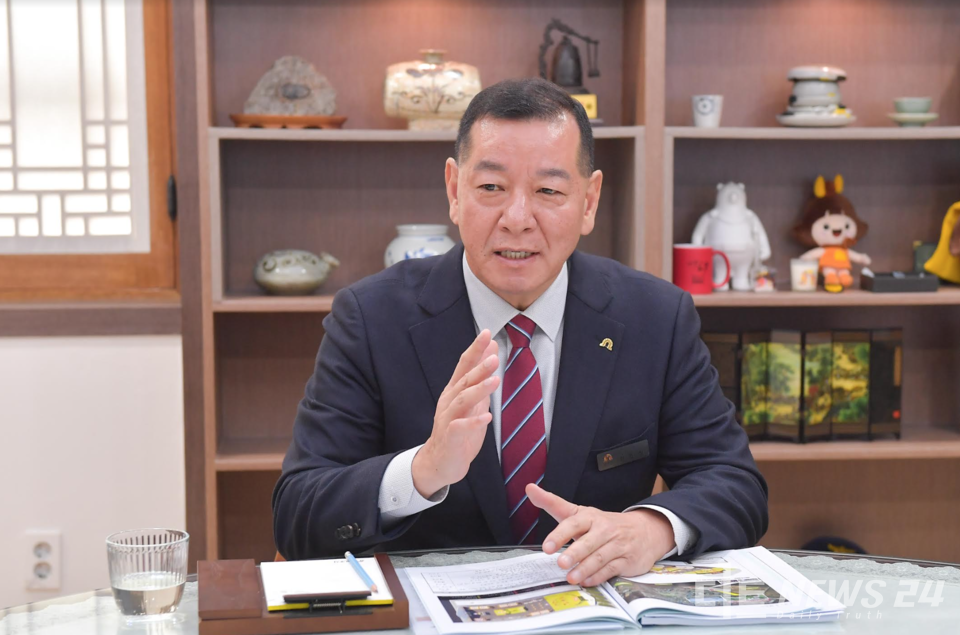 최원철 공주시장이 2024 신년 인터뷰에 응하고 있다. 공주시 제공