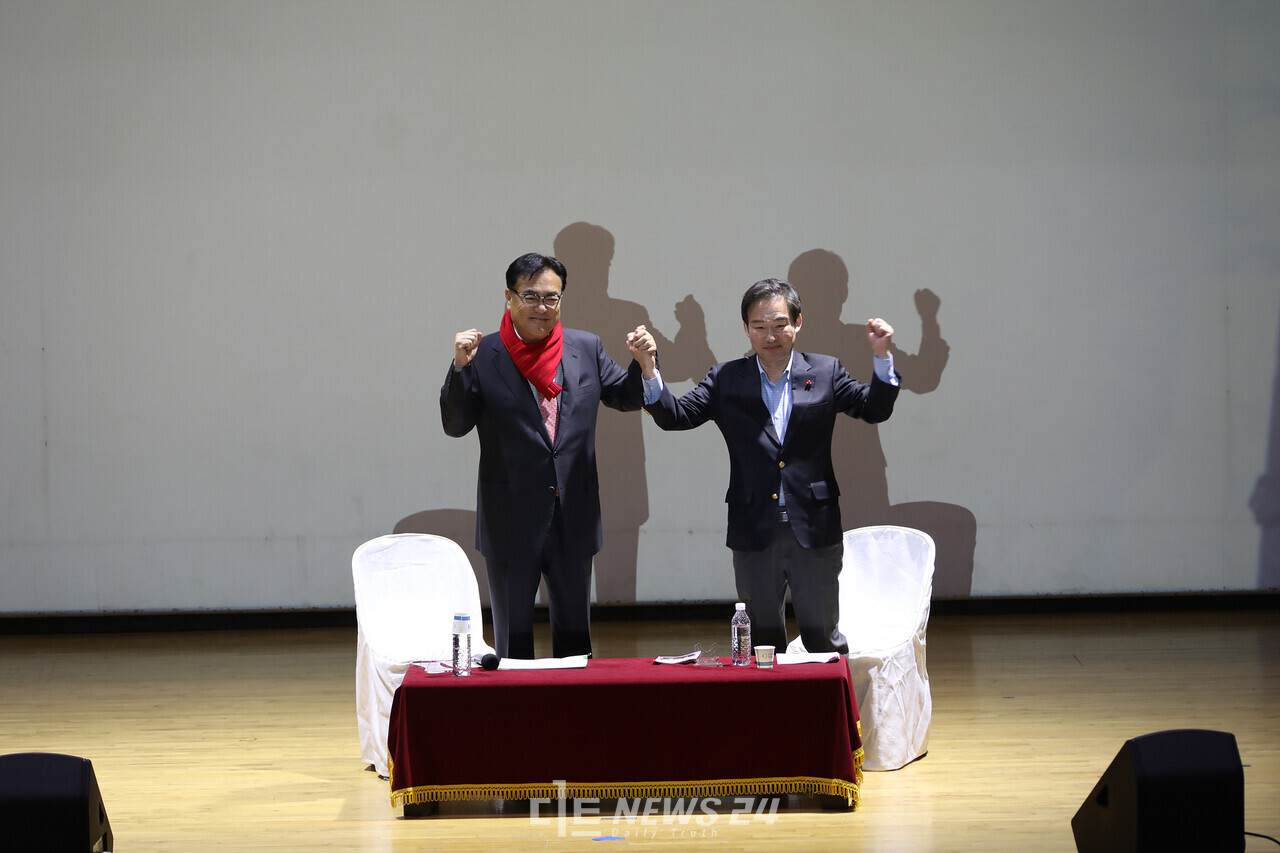 정진석 의원과 신지호 전 국회의원(오른쪽)이 무대에 올라 포즈를 취하고 있다. 이날 두 사람은 토크쇼 방식으로 보고회를 진행했다. 김다소미 기자. 