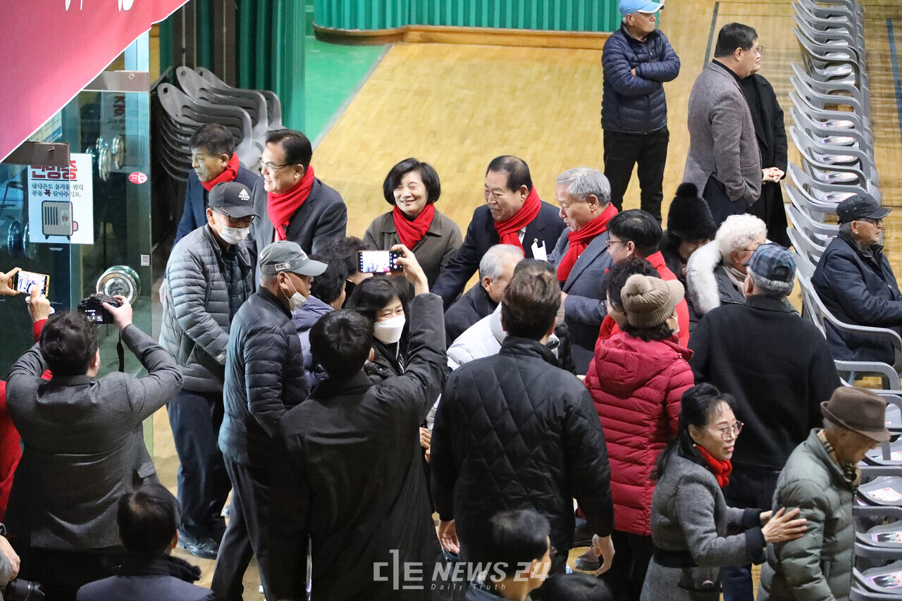 김영춘 부여군의원(맨 왼쪽), 정 의원과 그의 부인 이미호 여사(가운데), 조길연 충남도의장, 이용우 전 부여군수가 보고회에 참석하는 군민들을 반갑게 맞이하고 있다. 김다소미 기자.  