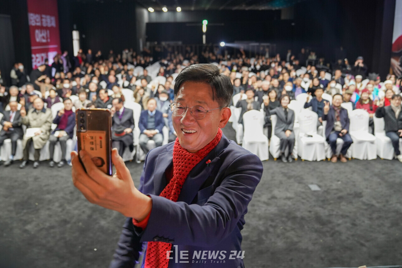 전만권 국민의힘 아산을 당협위원장이 6일 아산시 디바인밸리에서 '아산의 노래' 출판기념회를 열었다. 황재돈 기자. 