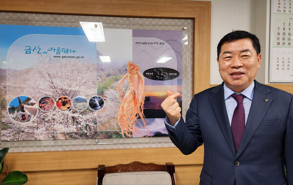 제40대 금산부군수로 임명된 심완보 부군수가 디트뉴스24와의 인터뷰에서 각오를 밝히고 있다. 지상현 기자