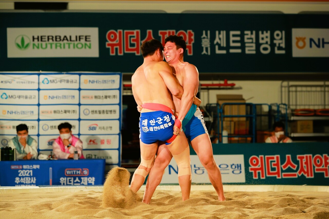 2021년 9월 태안종합실내체육관에서 펼쳐진 ‘2021 추석장사 씨름대회’. 태안군 제공.