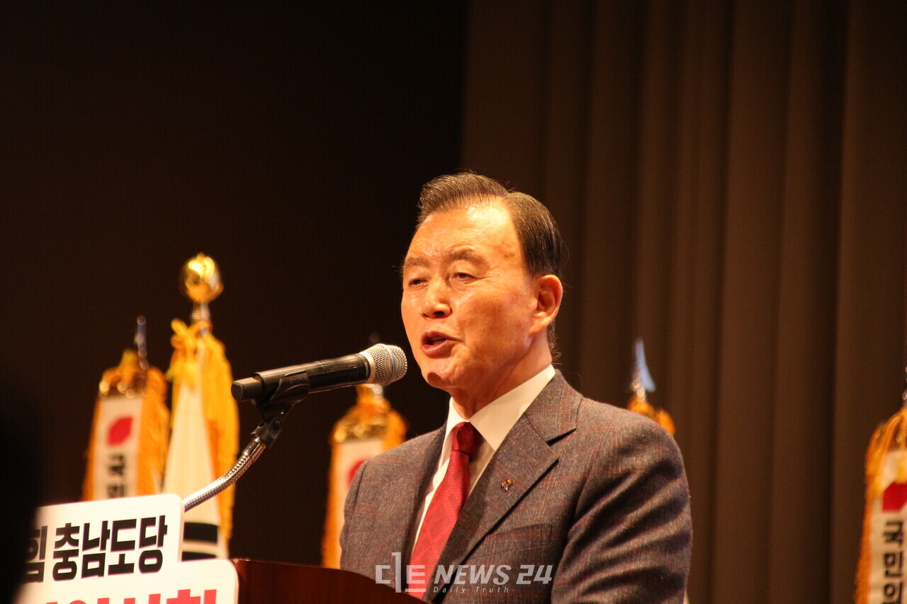 홍문표 국민의힘 충남도당위원장이 14일 예산을 찾은 한동훈 비상대책위원장에게 충남 숙원사업을 건의했다. 김다소미 기자. 