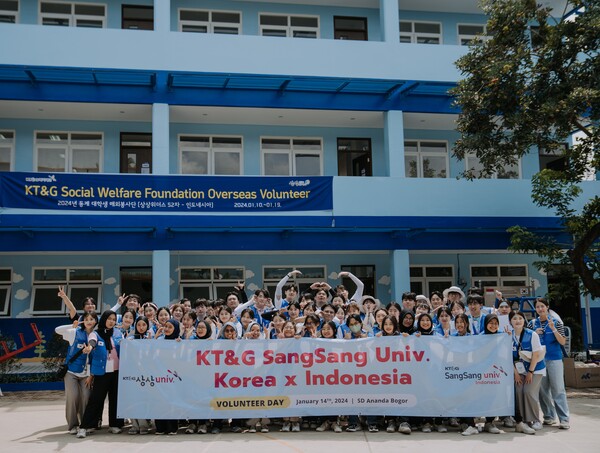  KT&G복지재단이 인도네시아와 베트남에 대학생 해외봉사단 ‘상상위더스’ 약 80여명을 파견해 오는 19일까지 봉사활동을 펼친다. 사진은 지난 14일 인도네이사 현지 대학생들과 함께 진행한 연합봉사에서 봉사자들이 기념사진을 촬영하는 모습