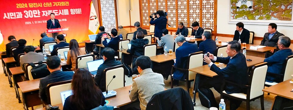 오성환 당진시장이 17일 시청 해나루홀에서 신년기자회견을 가졌다. 디트뉴스24=최종암 기자.