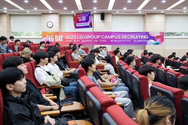 2023년 LG DAY 행사에서 ‘LG계열사 캠퍼스 리크루팅’ 현장에 참여하고 있는 연암대 학생들