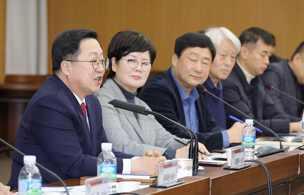 이장우 대전시장(좌측)이 17일 시청 대회의실에서 열린 ‘2024 대전 0시 축제’ 축제추진위원회에서 발언을 하고 있다.