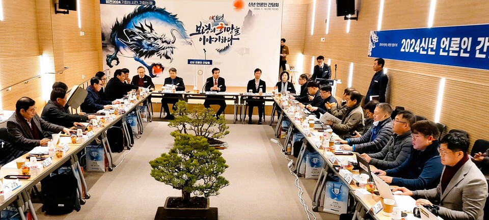 김동일 보령시장이 18일 보령시립도서관에서 신년 기자간담회를 갖고 2023년 주요성과와 2024년 운영방향 비전을 제지했다. 디트뉴스24=최종암 기자.