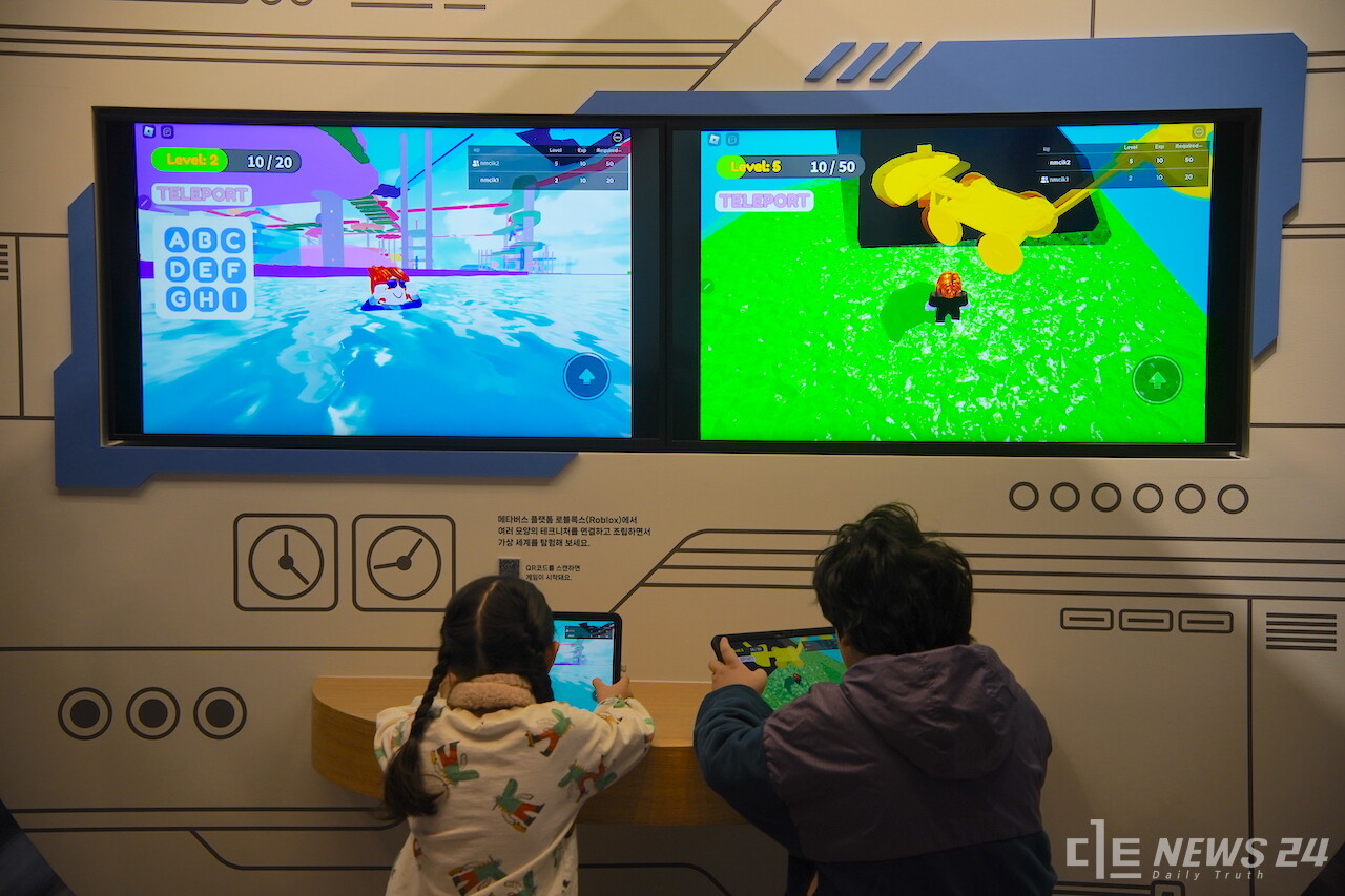 국립어린이박물관에서 어린이들이 메타버스 플랫폼 로블록스를 이용해 게임을 즐기고 있다. 정은진 기자