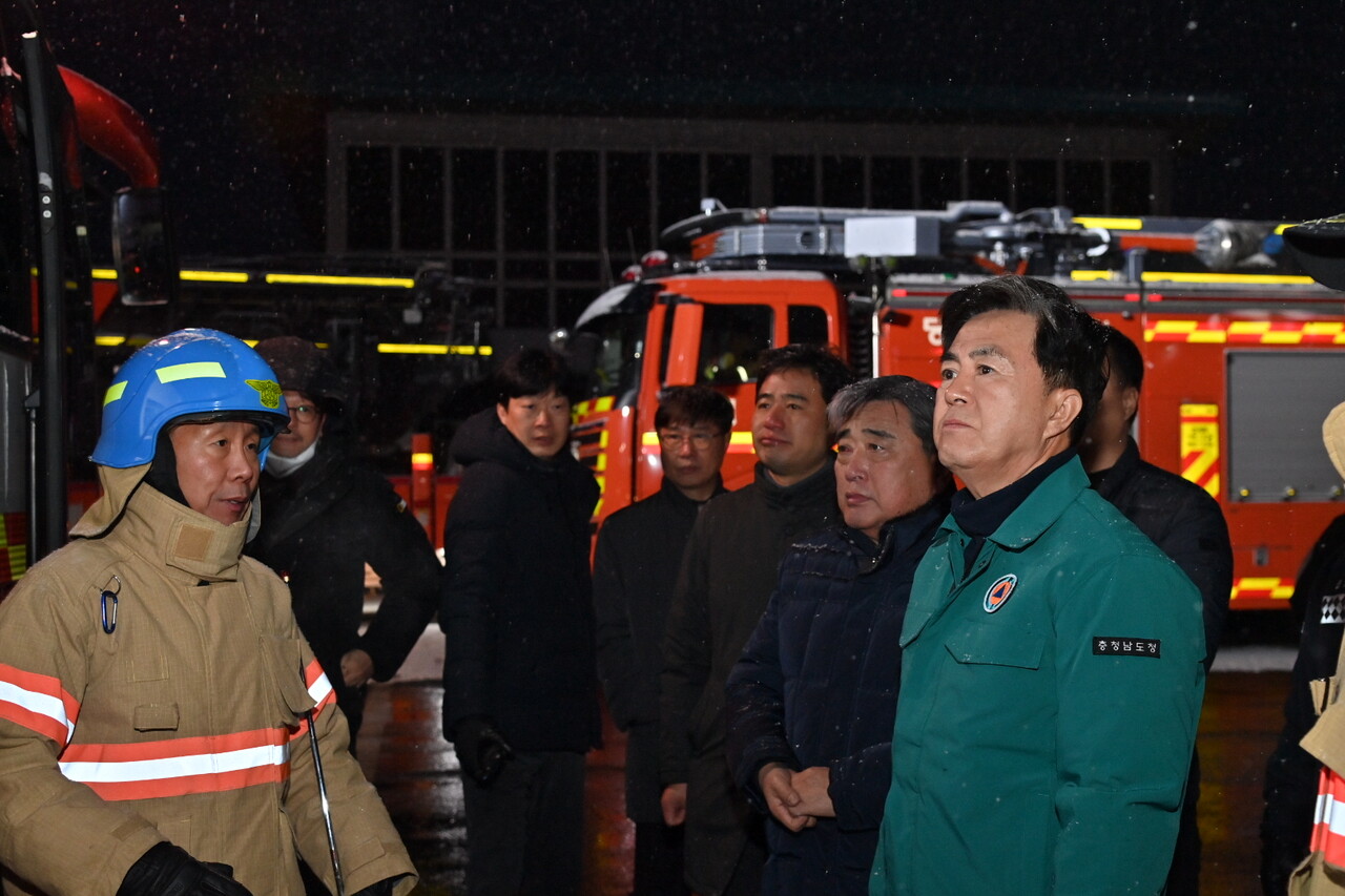 김태흠 충남지사가 23일 오전 화마로 뒤덮인 서천특화시장을 방문해 시장신축과 상인 긴급지원을 즉시 추진하겠다는 뜻을 밝혔다. 충남도 제공. 