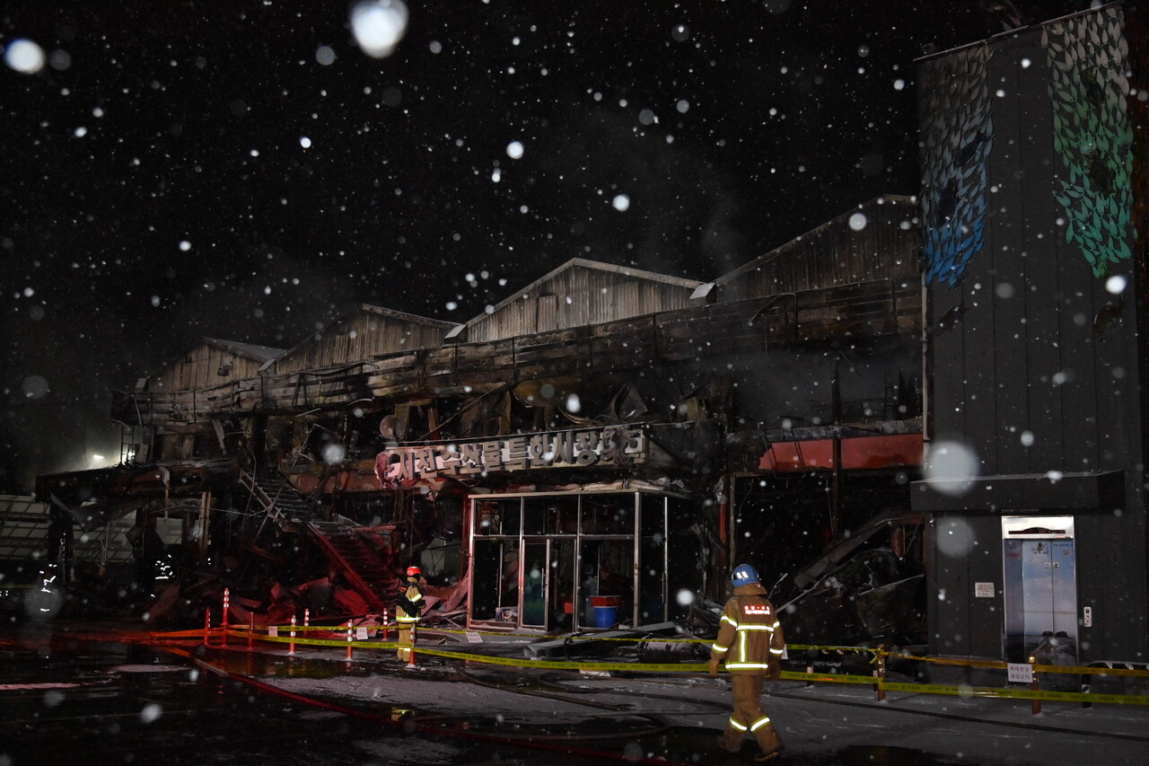 2004년 현대식으로 새단장한 서천특화시장이 22일 저녁 11시 8분께 큰 불이 발생했다. 한 평생 이곳에서 장사하던 상인들은 명절 대목을 앞두고 모두 망연자실한 상태다. 충남도 제공. 
