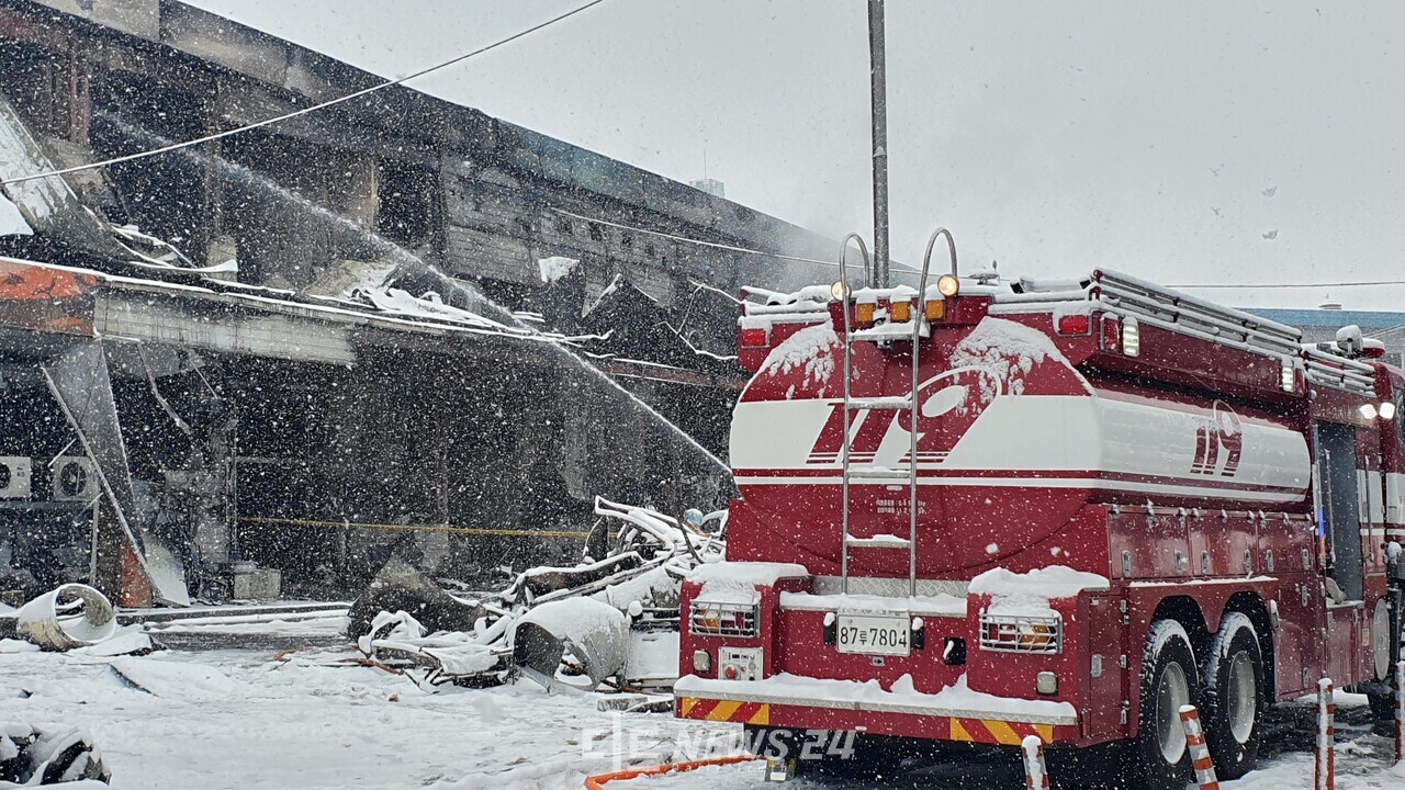서천특화시장에 22일 저녁 11시 8분께 큰 불이나 점포 227개가 소진됐다. 소방당국은 정확한 화재 원인을 조사중이지만 강한바람과 조립식 판넬 구조가 화마를 키운것으로 추정하고 있다. 김다소미 기자. allcotton92@naver.com