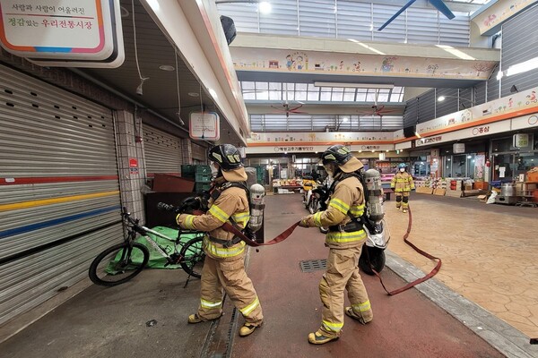 대전소방, 전통시장 긴급 소방점검 및 화재진압훈련 장면.