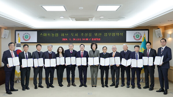 대전시가 24일 대학, 정부기관, 출연연, 기업 등 13개 기관과 ‘대전 스마트농업 허브 도시 조성을 위한 업무협약’을 체결했다.