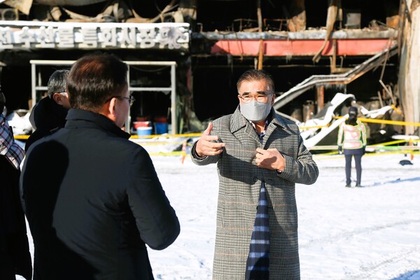 김기웅 서천군수가 모든 일정을 취소하며 서천특화시장에서 현장행정을 펼치고 있다. 서천군 제공.