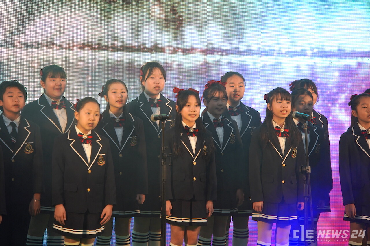 전국 최초로 열린 알밤 박람회서 계룡시 어린이 합창단이 축하 공연을 펼치고 있다. 정은진 기자