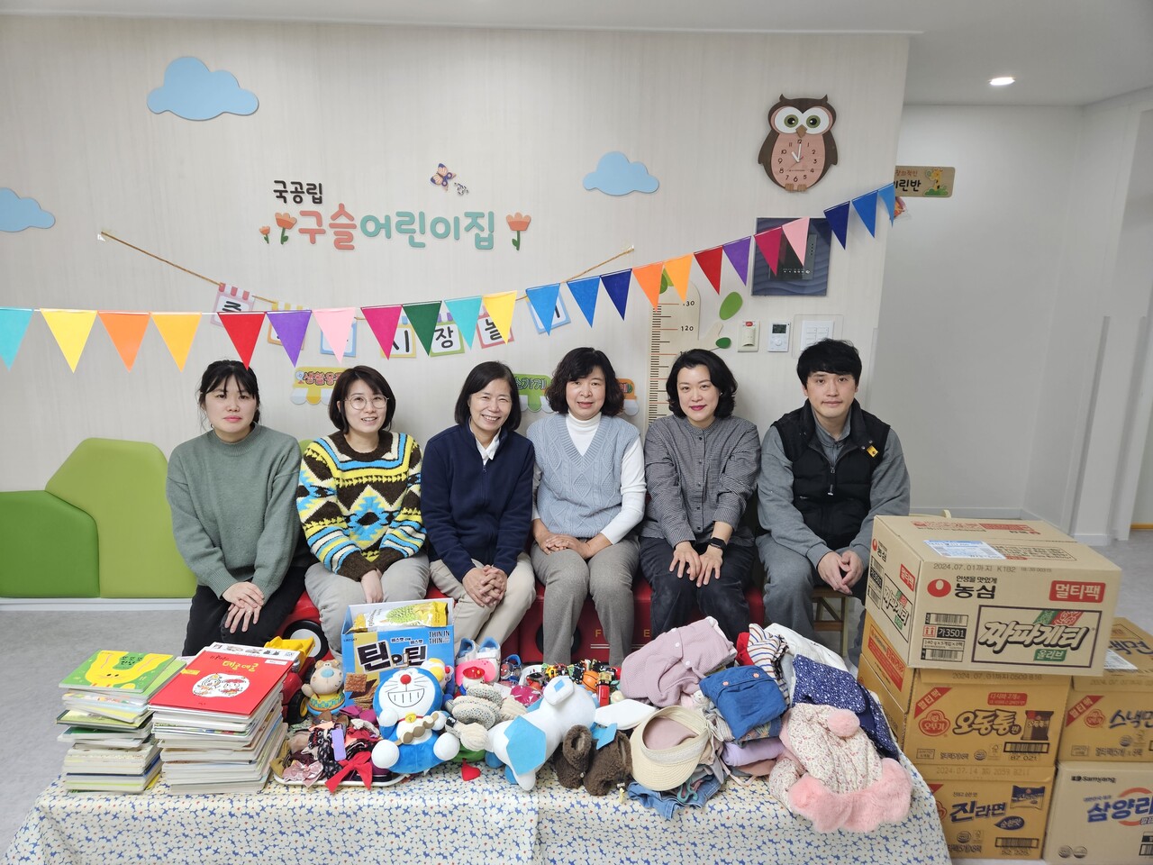 대전 구슬어린이집이 '사랑나눔 플리마켓' 행사를 통해 아동, 학부모로부터 전달받은 후원 물품을 대전가정위탁지원센터에 전달했다. 사진은 26일 열린 전달식 모습. 대전가정위탁지원센터 제공.