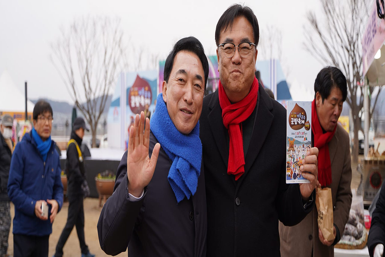 정진석 국민의힘 의원(오른쪽)과 박수현 전 청와대 국민소통 수석. 정진석 의원 페이스북.