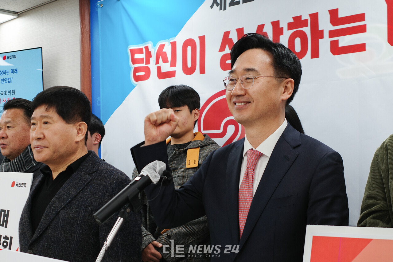 신범철 전 국방부 차관이 29일 천안시청 브리핑룸에서 제22대 국회의원 총선거(총선) ‘천안갑’ 출마를 공식 선언했다. 황재돈 기자.