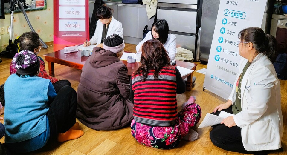 태안군보건소가 26일 태안읍 상옥1리 경로당을 찾아 ‘경로당 순회 주치의 사업’을 펼치고 있다. 태안군 제공.