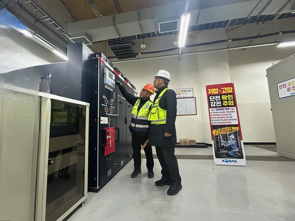 양덕희 기술사업본부장이 일반전철전력사업소를 방문해  작업현장 안전관리와 품질상태를 점검하고 있다.
