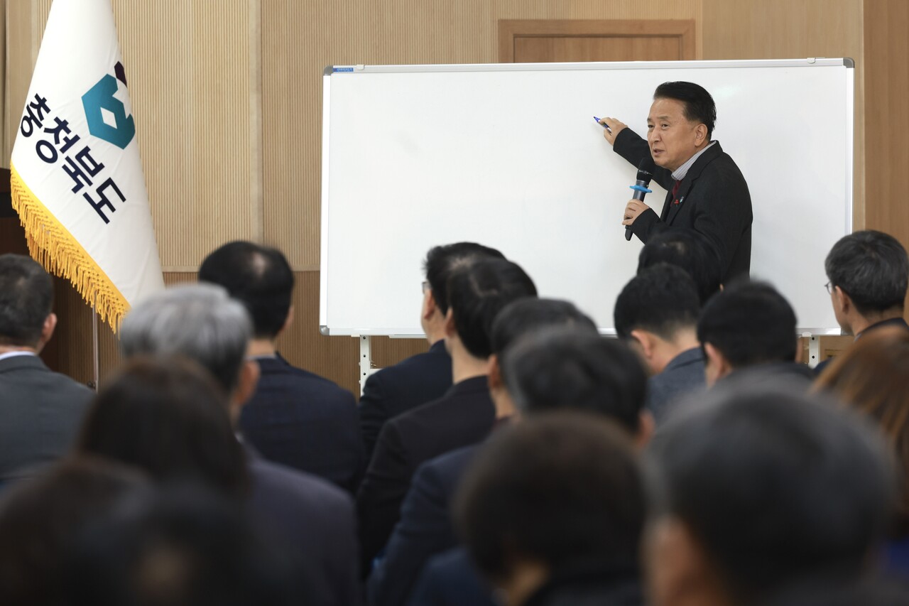 김영환 충북도지사가 1일 열린 2월 직원조회에서 공직자들을 향해 혁신과 질문하는 자세를 강조하고 있다. 충북도 제공.