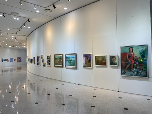 천안예술의전당 문화센터 1층 전시실 전경.