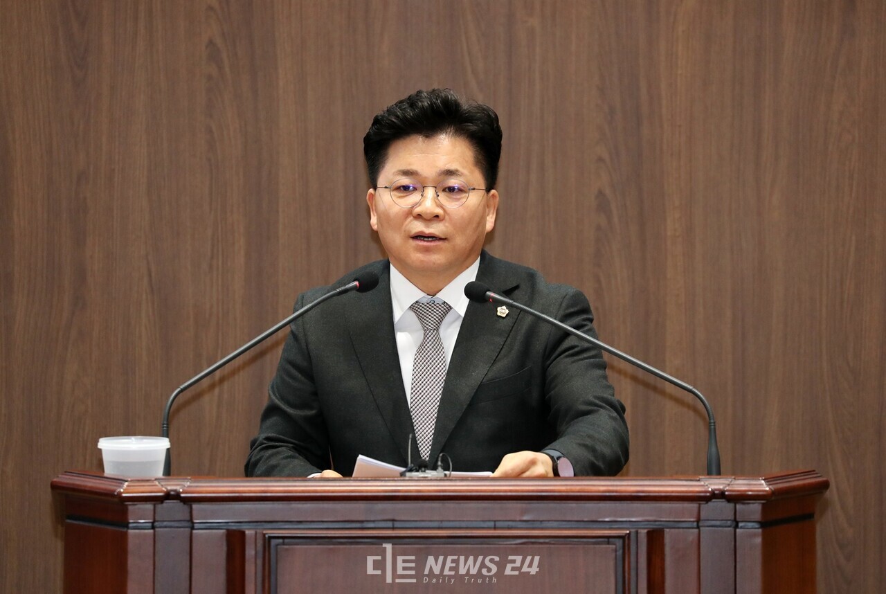 김민수 충남도의원이 2일 본회의장에서 열린 349회 임시회 2차 본회의 '학생인권조례폐지안' 반대 토론하고 있는 모습.