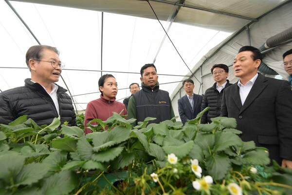이정식 고용노동부 장관(좌측)이 5일 논산 양촌리 소재 농업 사업장 2개소를 방문, 외국인 근로자의 주거환경 개선 상황을 점검했다.