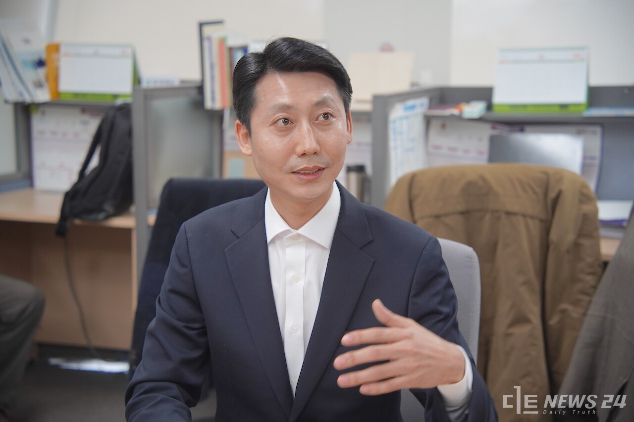 이태환 전 세종시의회 의장이 6일 세종시청 기자실을 찾아 개혁신당 입당 이유를 밝히고 있다. 정은진 기자