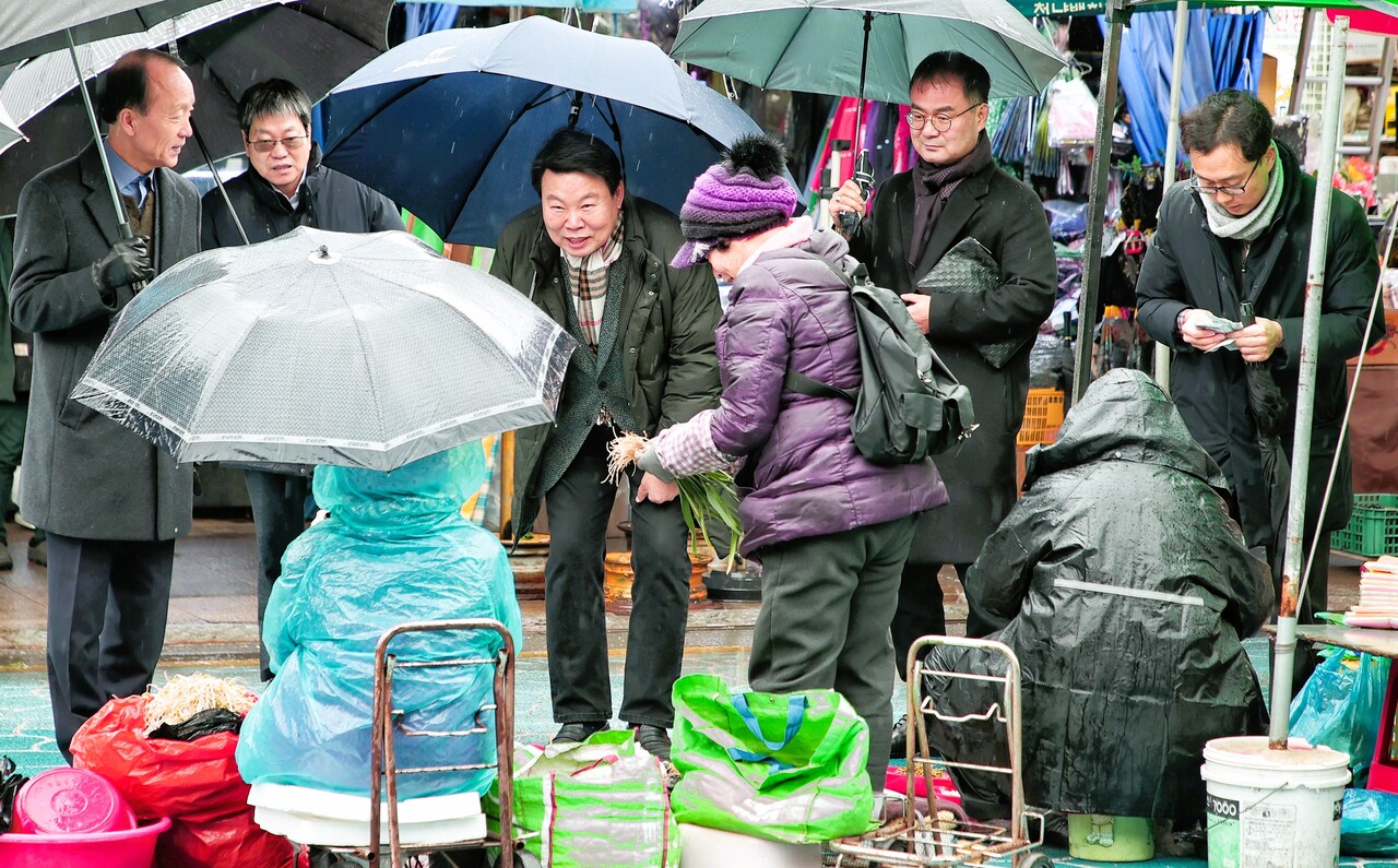 오성환 당진시장(좌측 세번째)이 5일 설맞이 전통시장 장보기 행사를 했다. 당진시 제공.