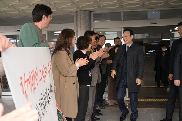 김태우 부시장이 퇴임식 후 직원들의 배웅을 받으며 시청을 나가고 있다.