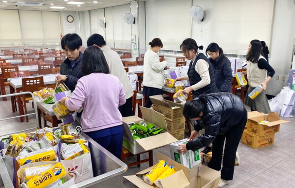 대전시노인복지관이 설 명절 동안 휴관으로 인한 식사 서비스 공백에 대비하기 위해식료품 꾸러미 130개를 마련해 취약계층 어르신들에게 전달했다.