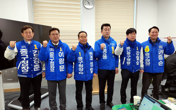 민주당 중구청장 예비후보 6명은 지난 8일 대전시의회 기자실에서 김 이사의 전략공천설을 지적하면서 공정 경선을 촉구하고 있다. 지상현 기자