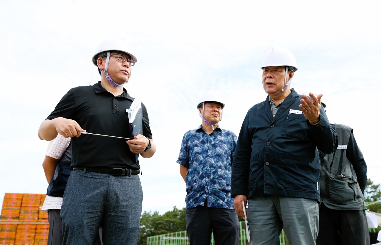 해양치유센터 건립 현장을 찾아 점검하는 가세로 군수. 태안군 제공.