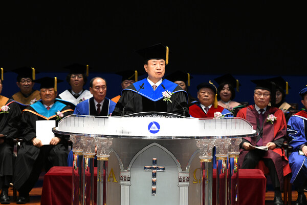 백석대학교 장종현 총장이 ‘2023학년도 전기 학위수여식’에서 훈사를 하고 있다.