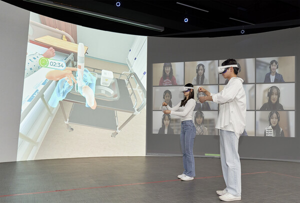 간호학과 재학생들이 실기 실습 '간호술 VR' 술기 수업을 듣고 있는 모습.