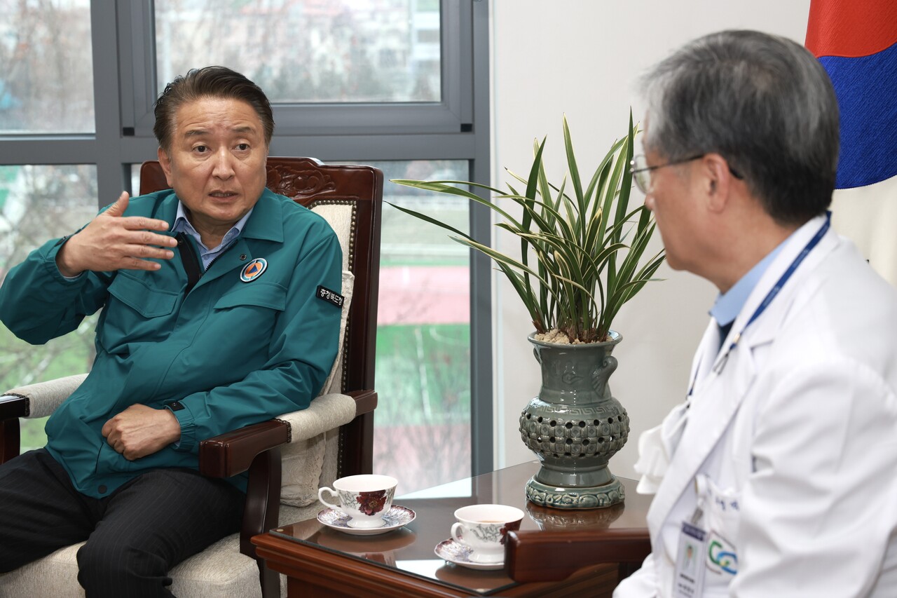 김영환 충북지사가 20일 충북대병원을 방문해 진료 공백 최소화를 요청하고 있다. 충북도 제공.