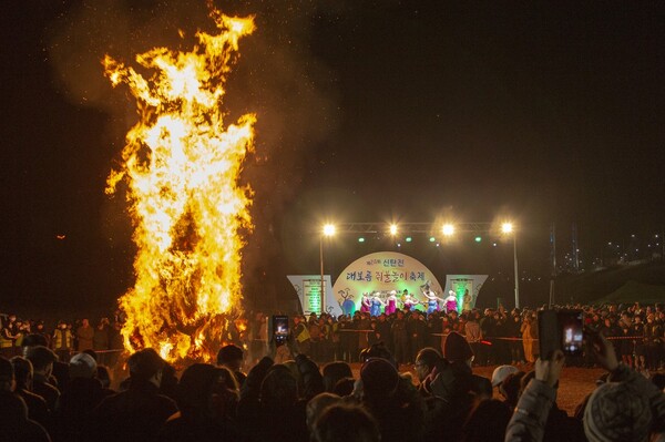 2023년 신탄진동에서 열렸던 ‘제 24회 신탄진 쥐불놀이 축제’ 달집태우기 모습