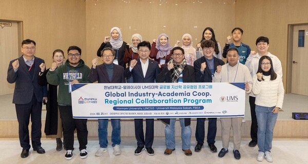 최충규 대덕구청장(사진 첫 번째 줄 왼쪽 네 번째)이 대덕구 청년벙커를 방문한 말레이시아 UMS 대학 학생 및 관계자들과 기념 촬영을 하고 있다.