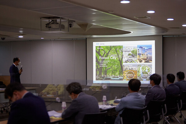 아산시가 지난 2021년 5월 아산 모종샛들지구 및 풍기역지구 도시개발사업 용역 중간보고회를 개최하고 있다. 자료사진.